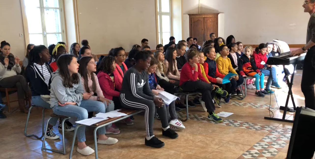 Terre rouge, terre de feu avec les petits écoliers chantants de Bondy