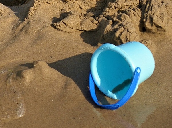 seau sur la plage