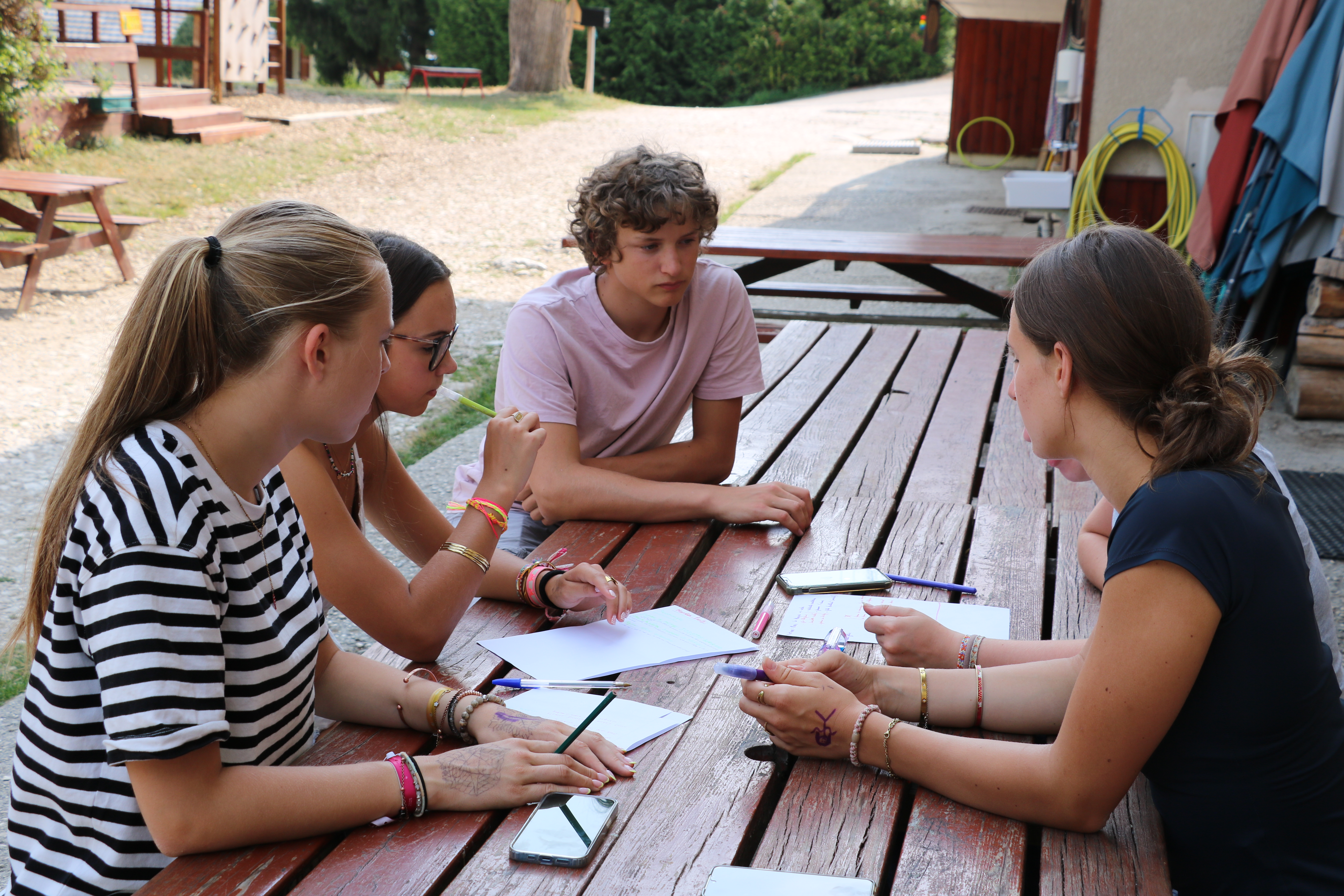 jeunes discutent