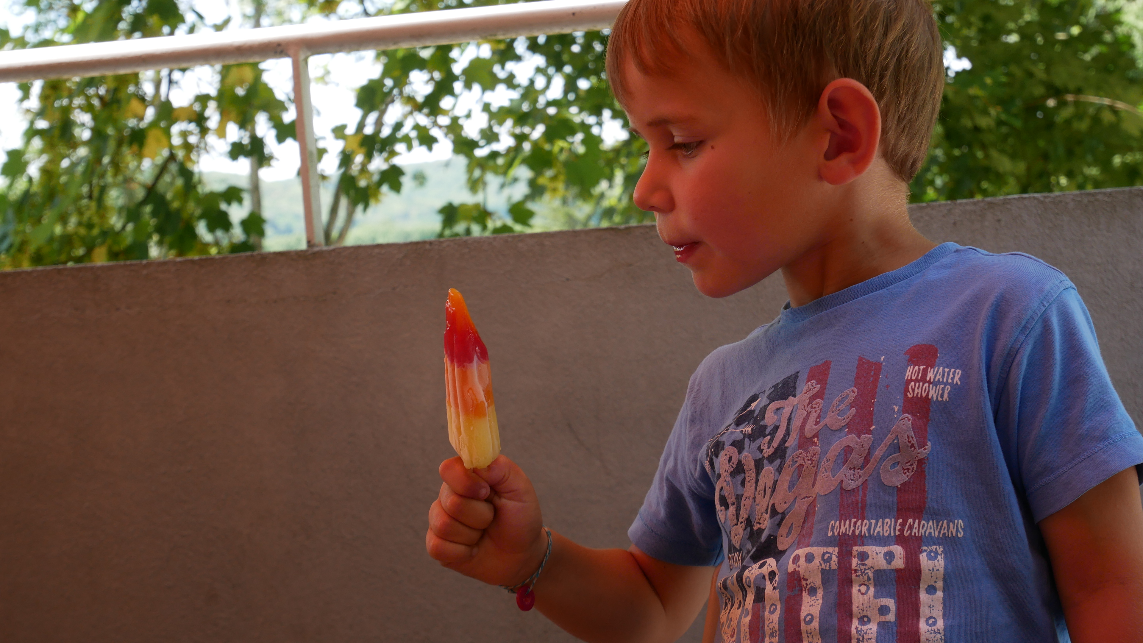enfant tenant une glace
